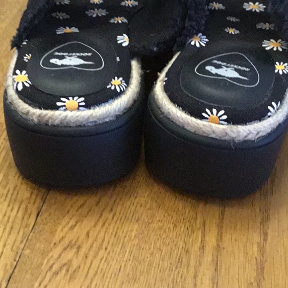 Woman’s Rocket Dog black fabric with daisies slip on sandal. Size 8.5. New! - Picture 4 of 6